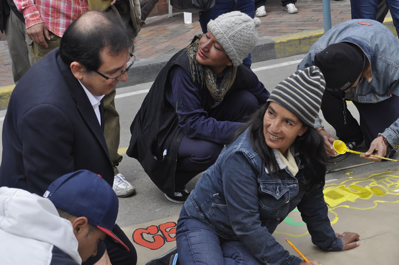 Foto de secretario y habitantes de calle
