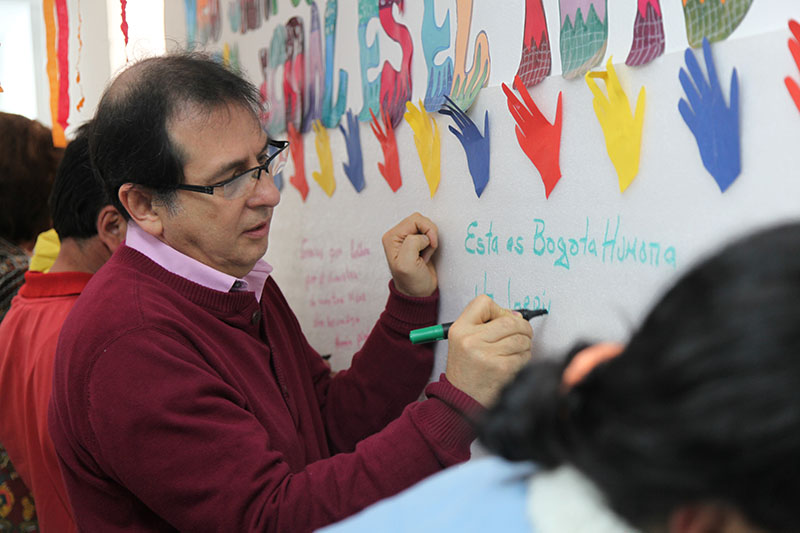 Foto de secretario escribiendo en tablero
