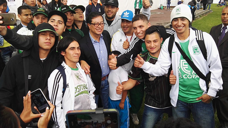 Fotos de jovenes de bogota con alcalde 7