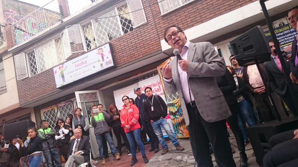 Foto de alcalde de bogota hablando a la ciudadania