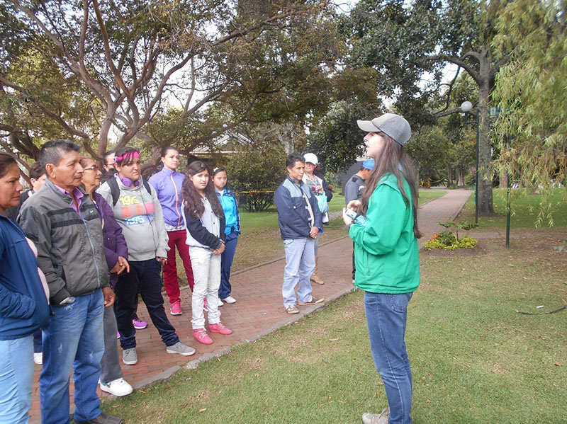 Personas mayores en jardin botanico 11