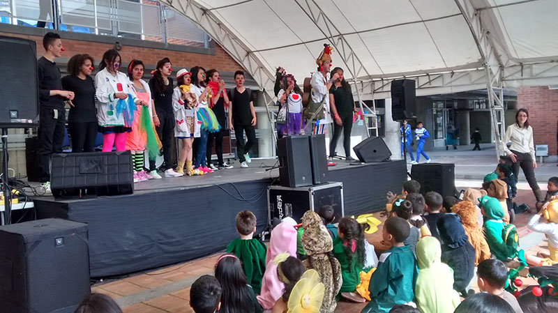 personas en la tarima del evento