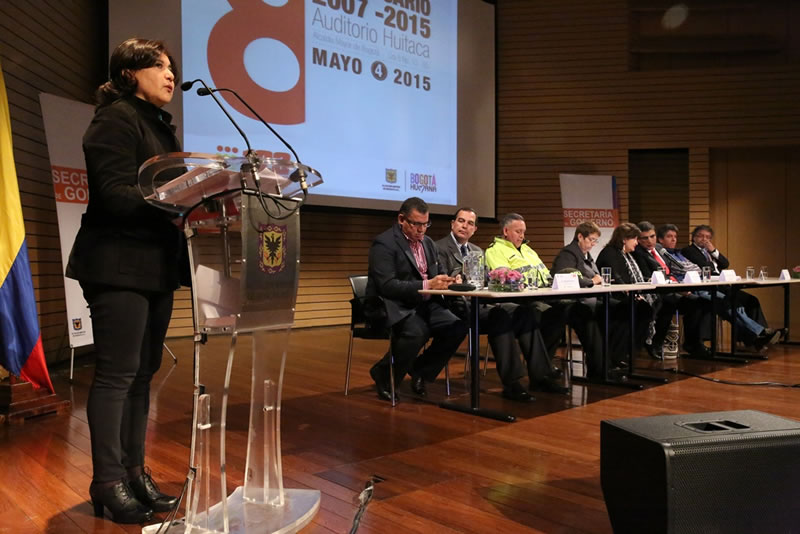 Mujer en auditorio