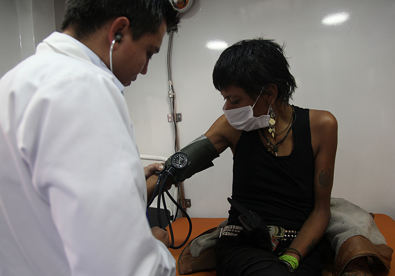 foto de habitante de calle recibiendo atencion medica