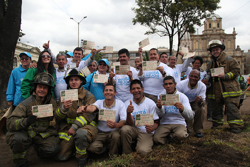 foto de ex habitantes de calle con bomberos