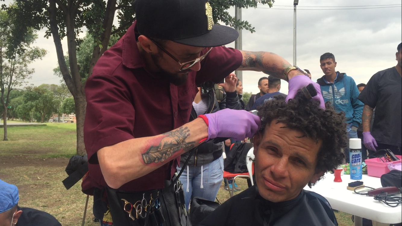 foto de habitante de calle cortandose el cabello