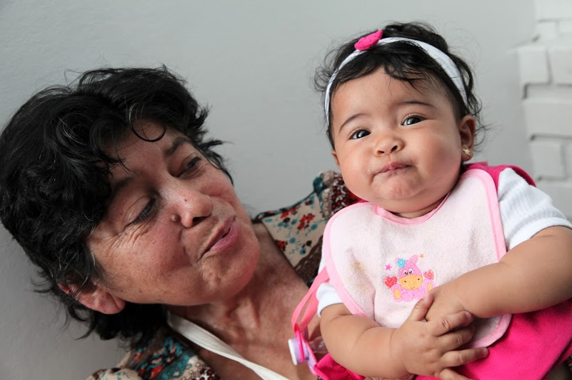 foto de abuela con bebe
