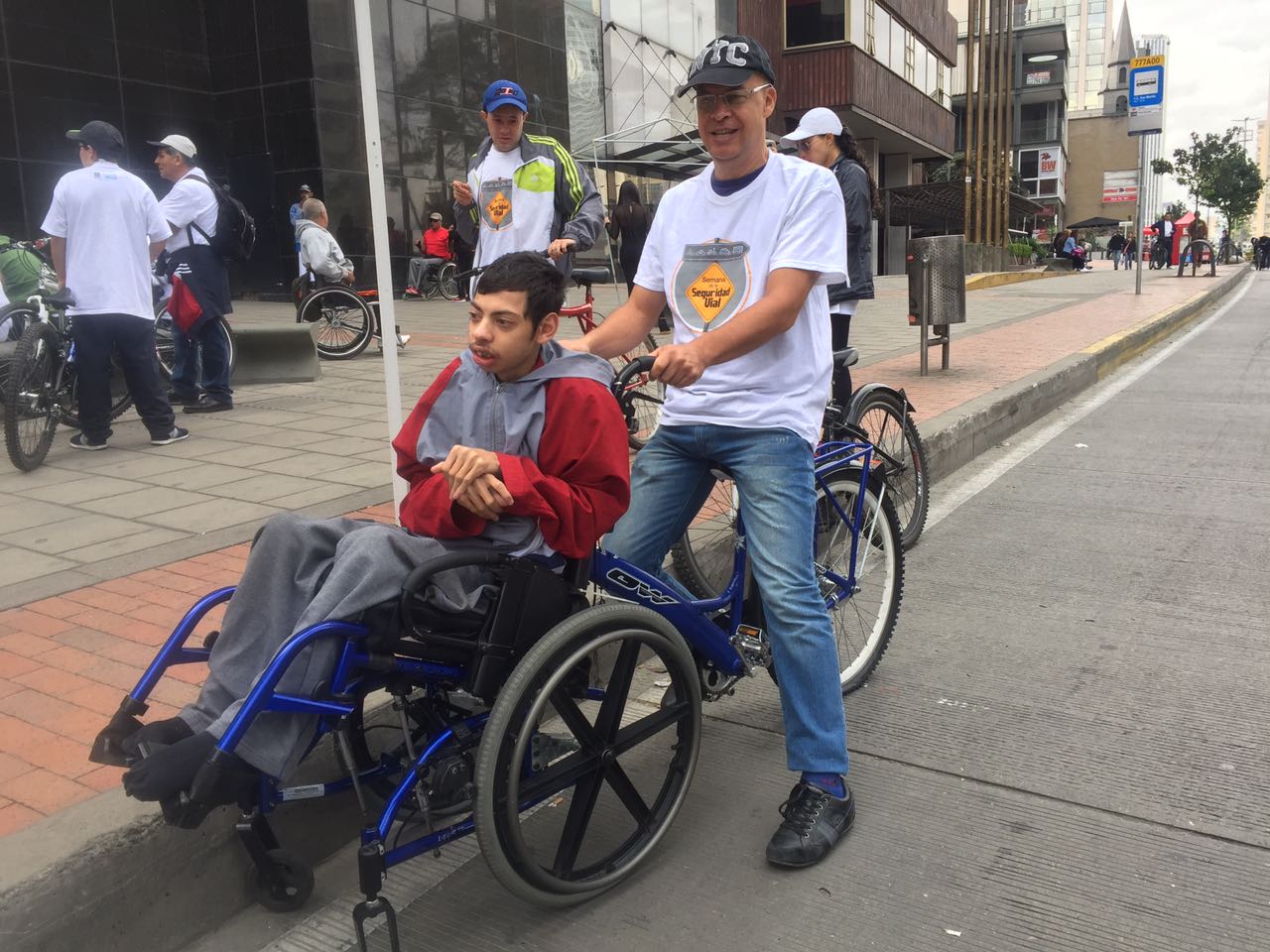 foto de persona con discapacidad en ciclovia