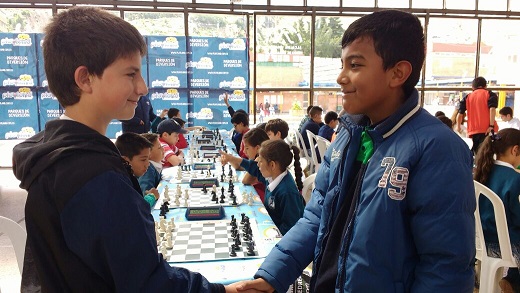 foto de dos niños que se estan dando la mano