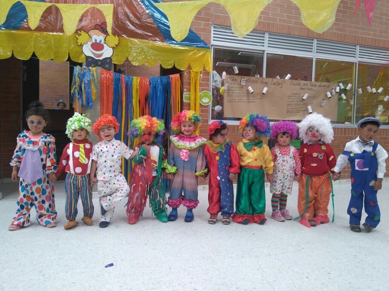 foto de niños disfrazados de payasos