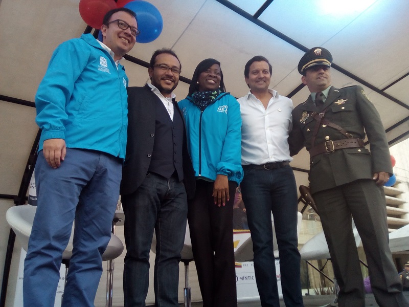 foto de funcionarios con la policia