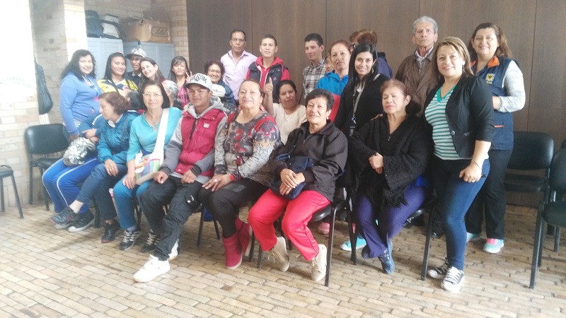 foto de jovenes y personas mayores
