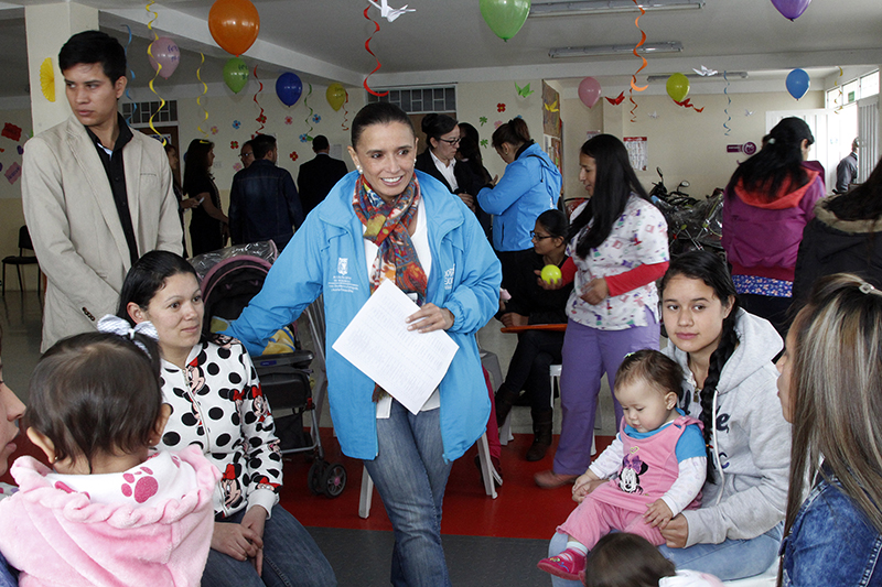 foto de secretaria con niños
