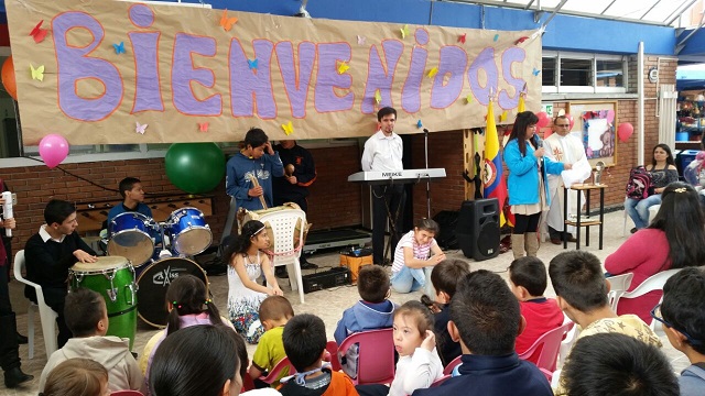 foto de niños y niñas en evento