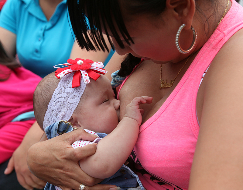 foto de una mama con su bebe