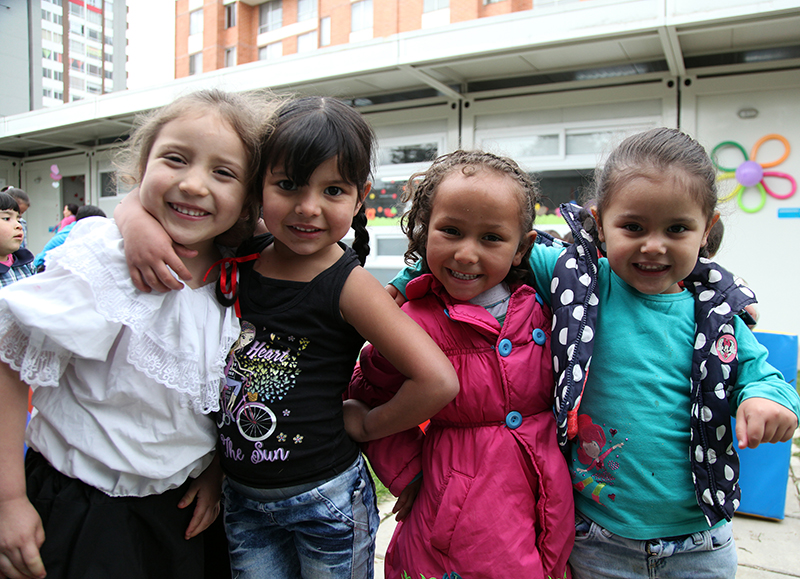 foto de niñas abrazadas