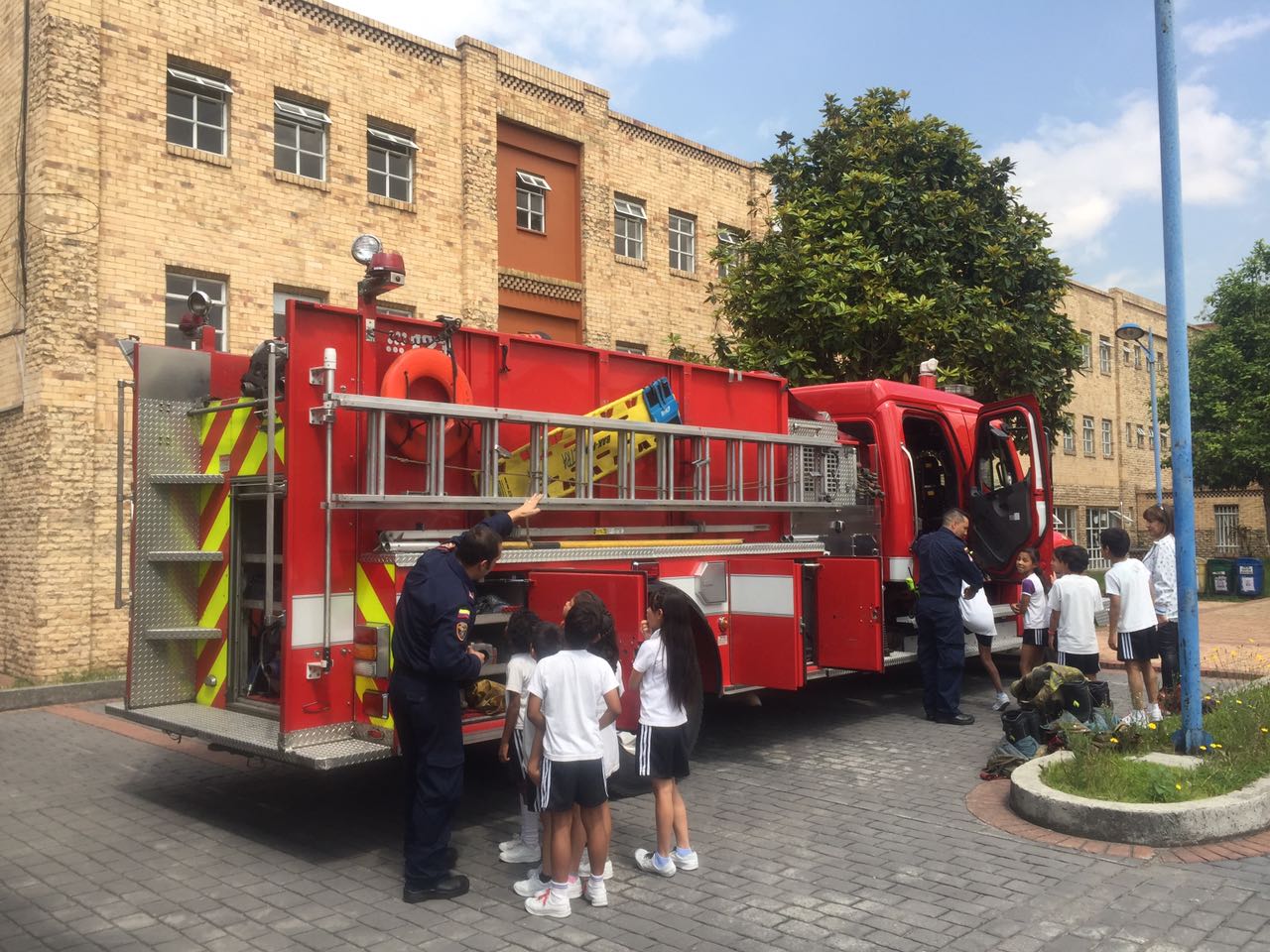 Un día como bomberitos