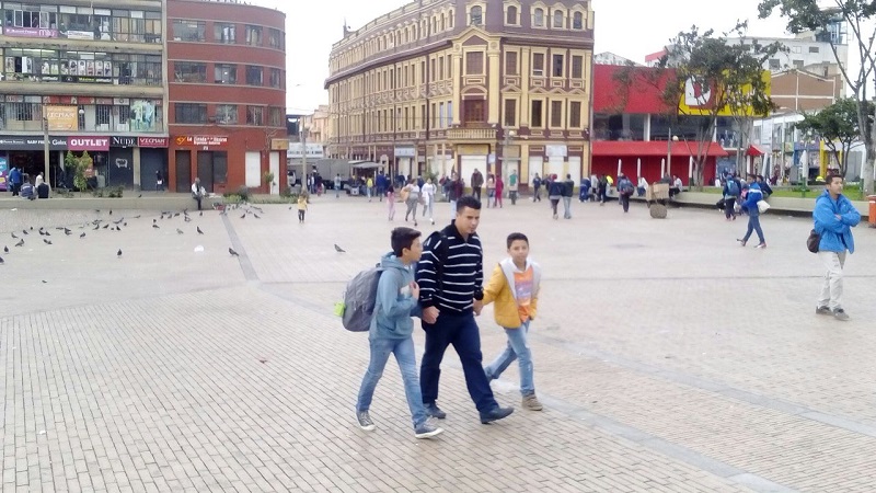 foto de papa con sus dos hijos