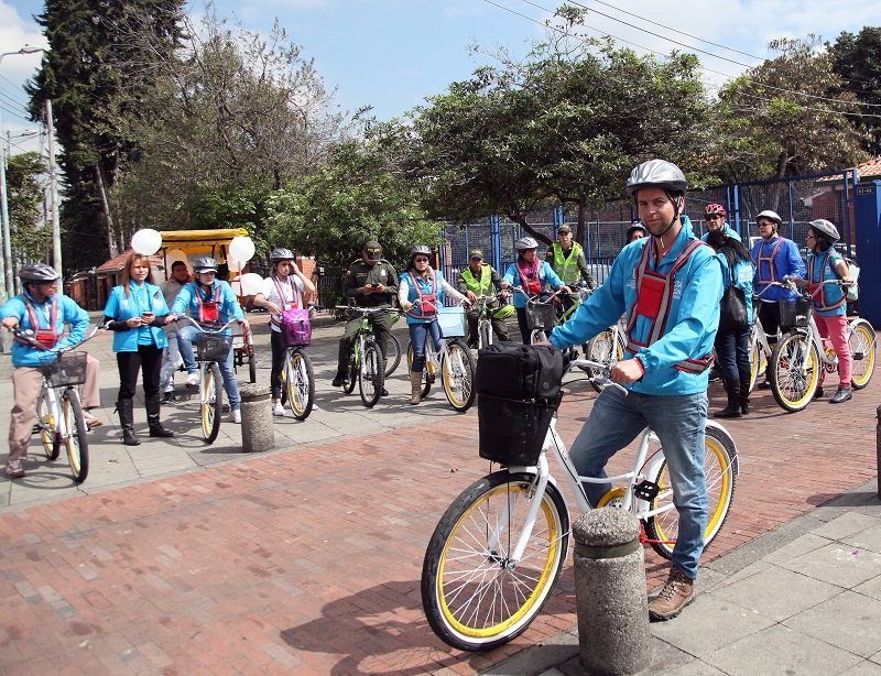 foto de funcionarios en bicicleta