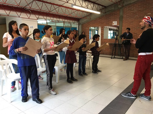 foto de niños y niñas cantando