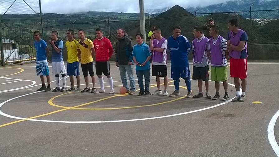 foto de jovenes jugando futbol