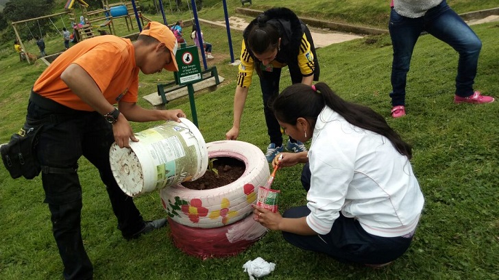 foto de personas sembrando arboles