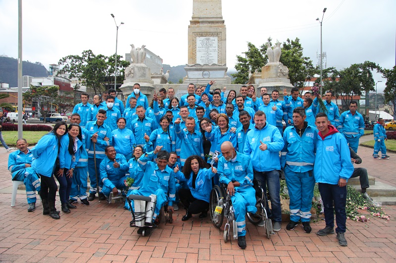 foto de funcionarios con exhabitantes de calle