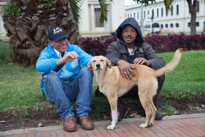foto de habitante de calle con su perro