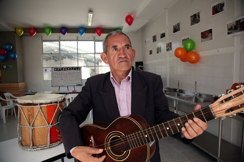 foto de persona mayor tocando guitarra