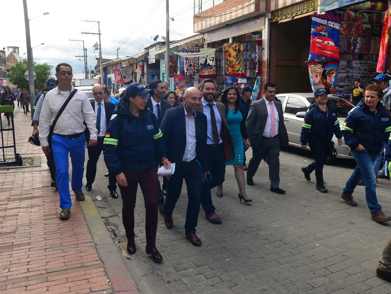 foto de subsecretario hablando