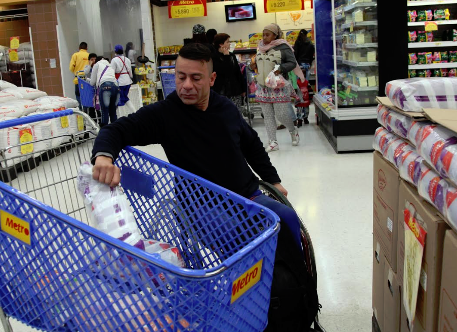 foto de persona con discapacidad recibiendo mercado