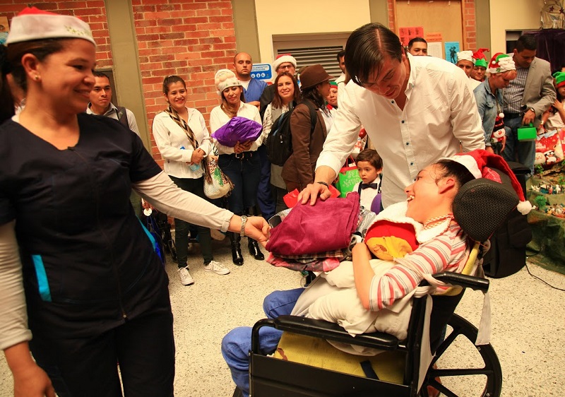 Servidores con vocación entregando regalos