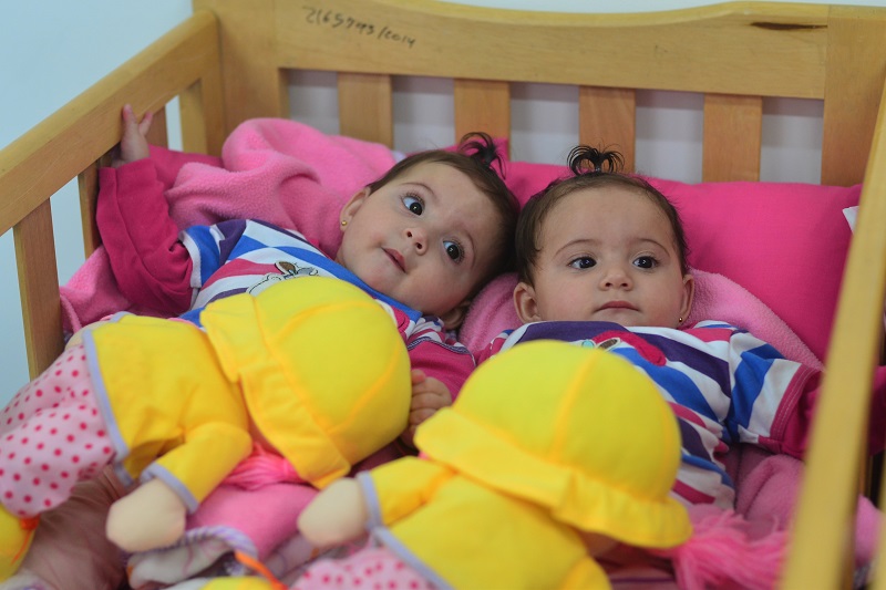 foto de dos niñas bebes