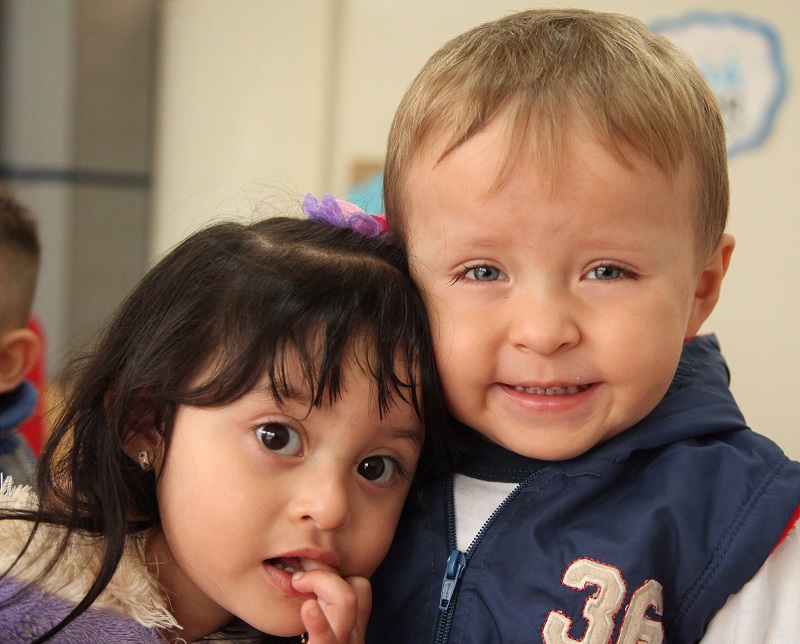 foto de niño y niña sonriendo