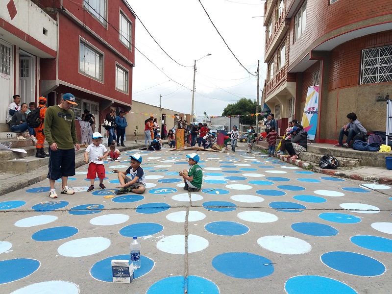 fotos de niños pintando el piso