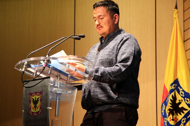 Papá hablando en auditorio