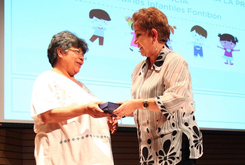 Mamá recibiendo premio
