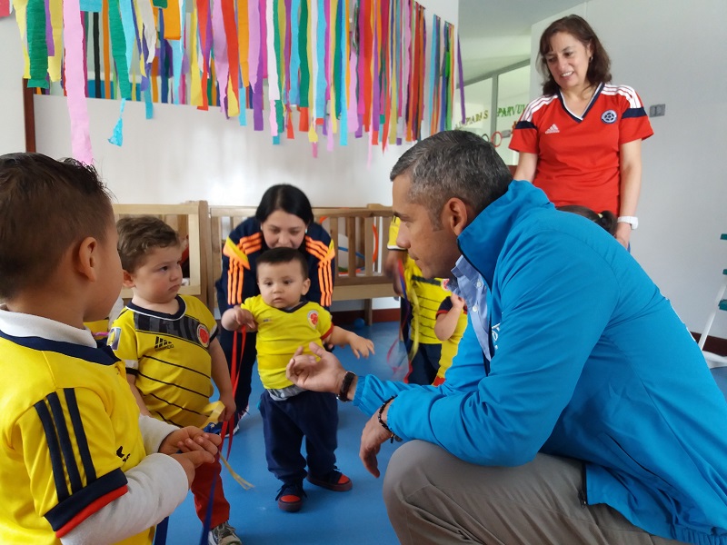 foto de niños con la camista de la seleccion colombia