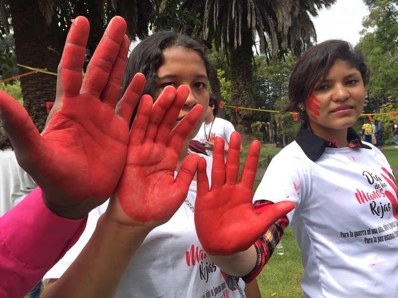 foto de niñas con manos rojas