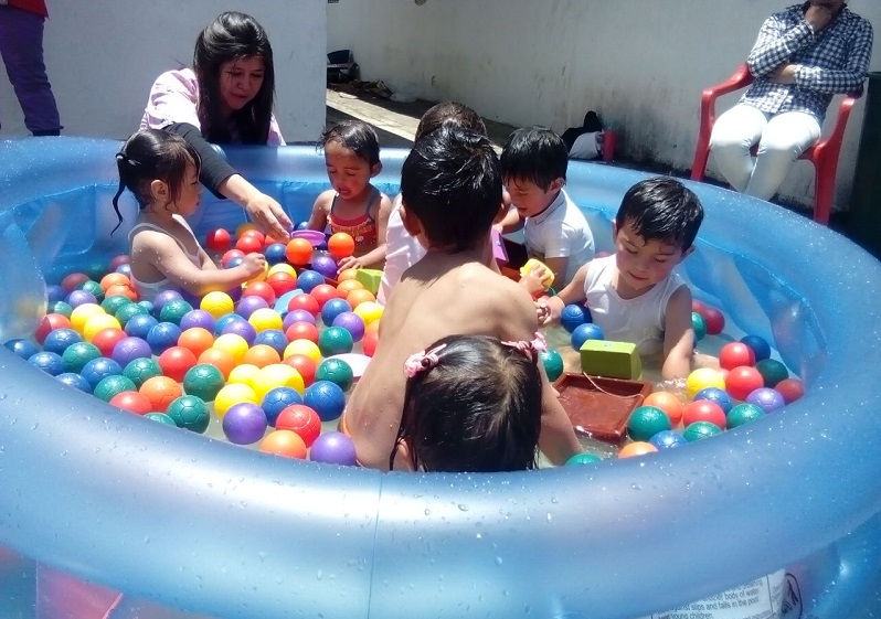 foto de niños en piscina de pelotas