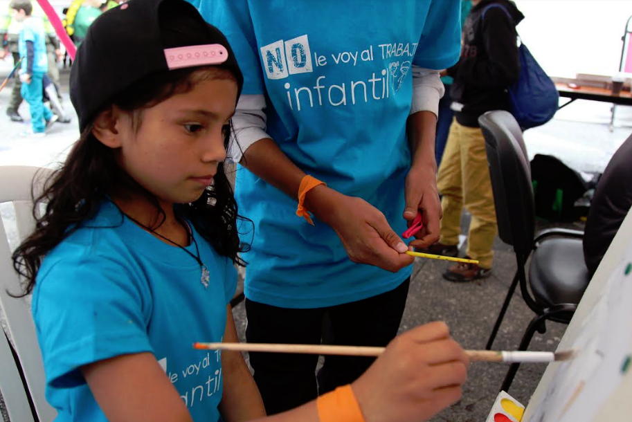 foto de niños pintando