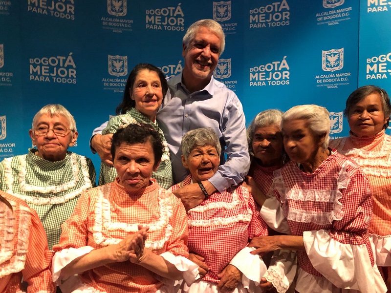 foto de alcalde con personas mayores