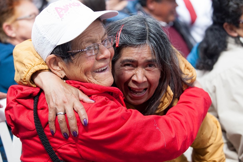 Personas de la tercera edad abrazandose