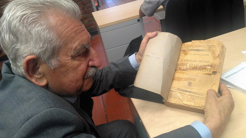 foto de persona mayor con un libro
