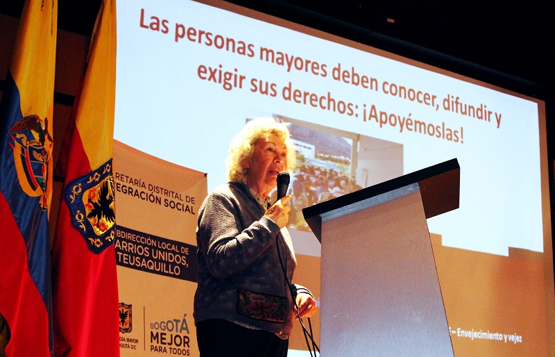 personas mayores hablando en publico
