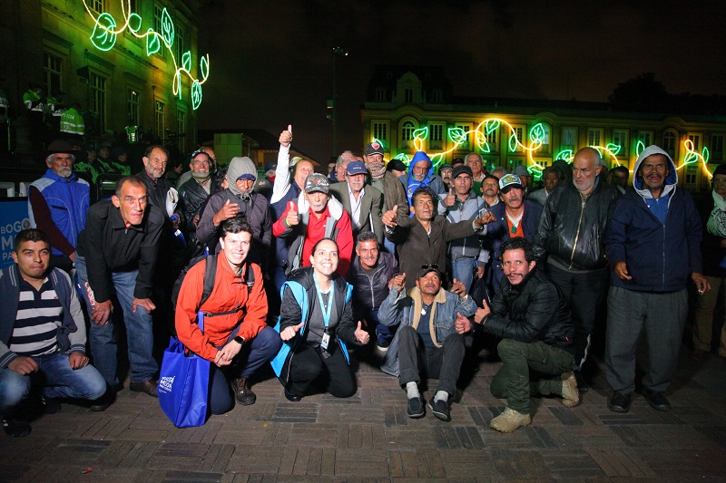 personas mayores viendo las luces de navidad 1