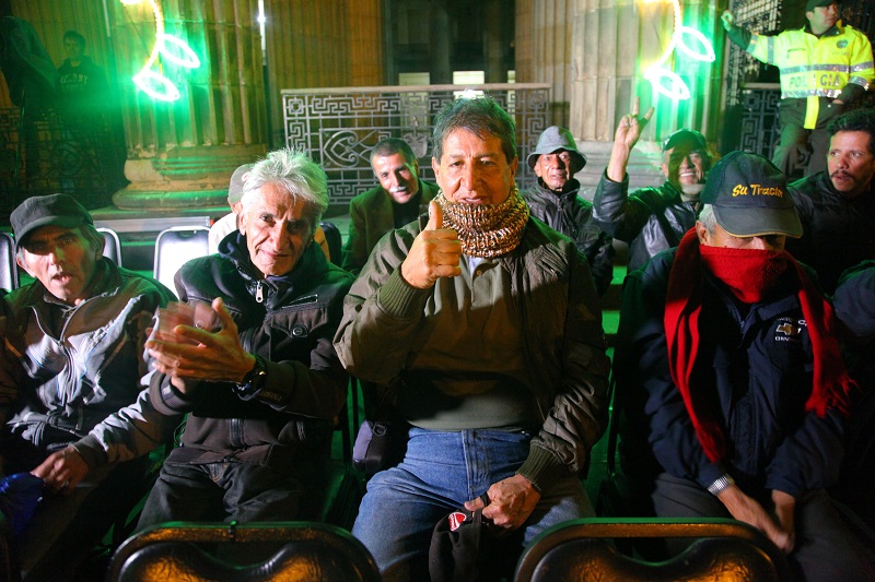 personas mayores viendo las luces de navidad 3