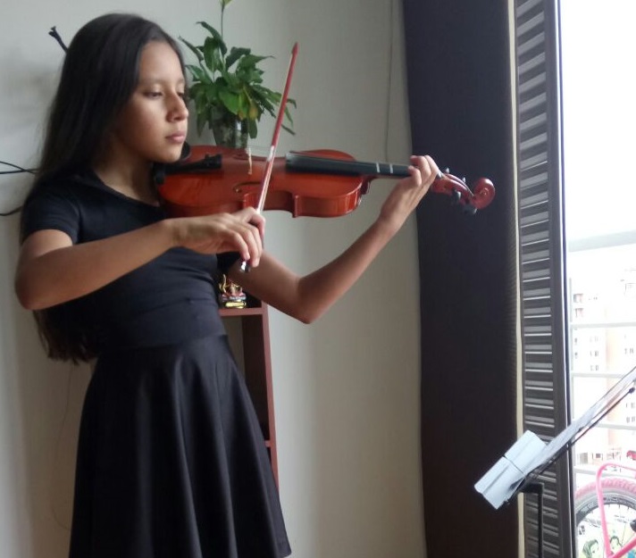 foto de niña tocando el violin