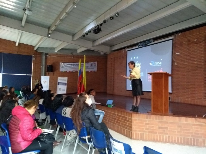 Mujer en auditorio