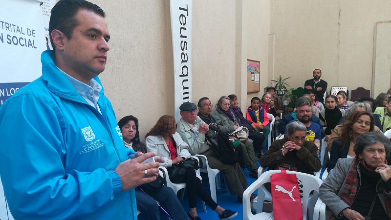 funcionario hablando a la comunidad